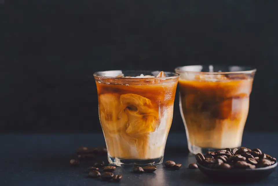 Dua gelas es kopi susu, promo beli 2 gratis 1