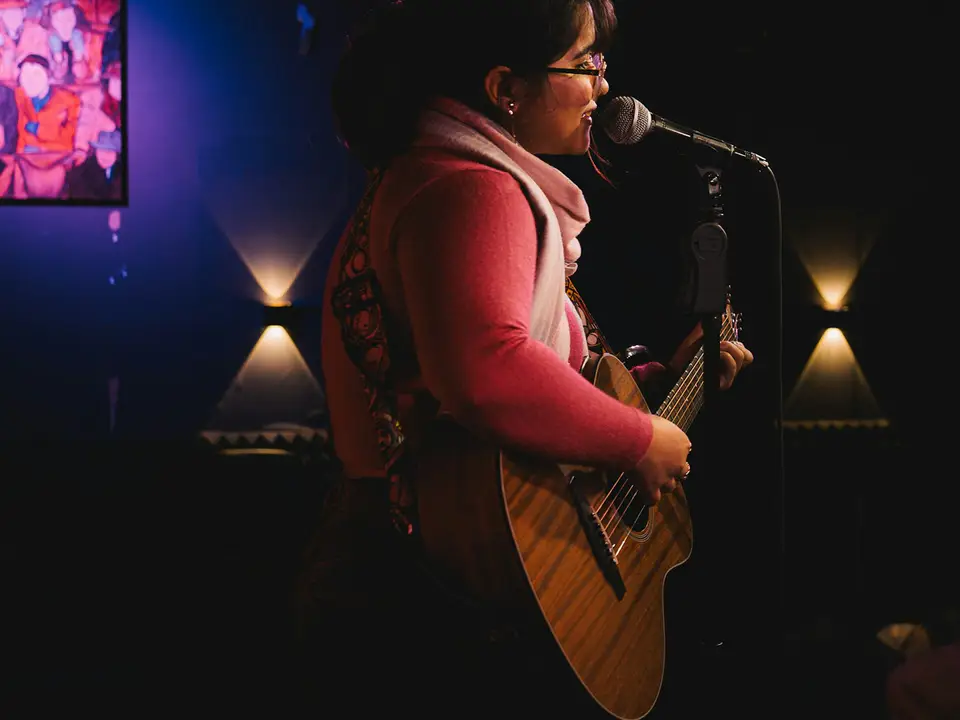 Penampil bernyanyi dengan gitar akustik, Open Mic
