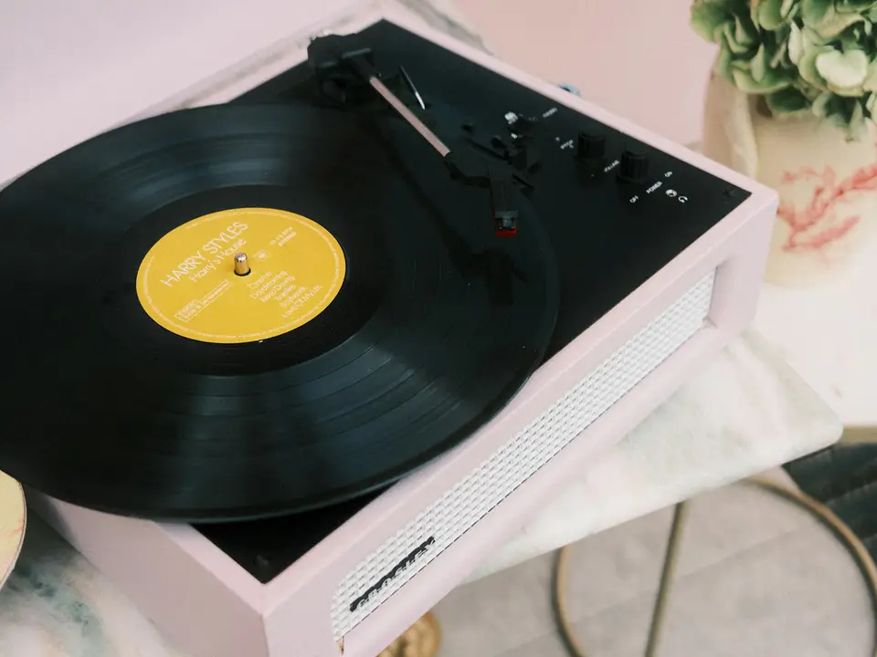 Piringan hitam berputar di turntable, Vinyl Night